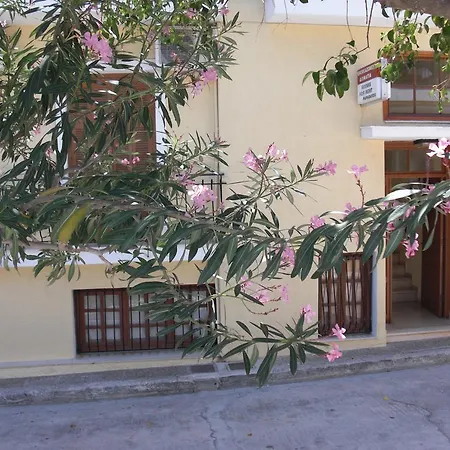 Argostoli Rooms アルゴストリオン